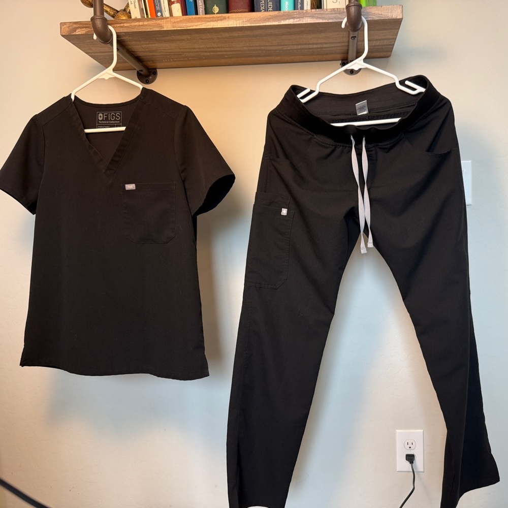 FIGS Top and Cargo Bottoms - Women’s Scrubs set - Black, Small